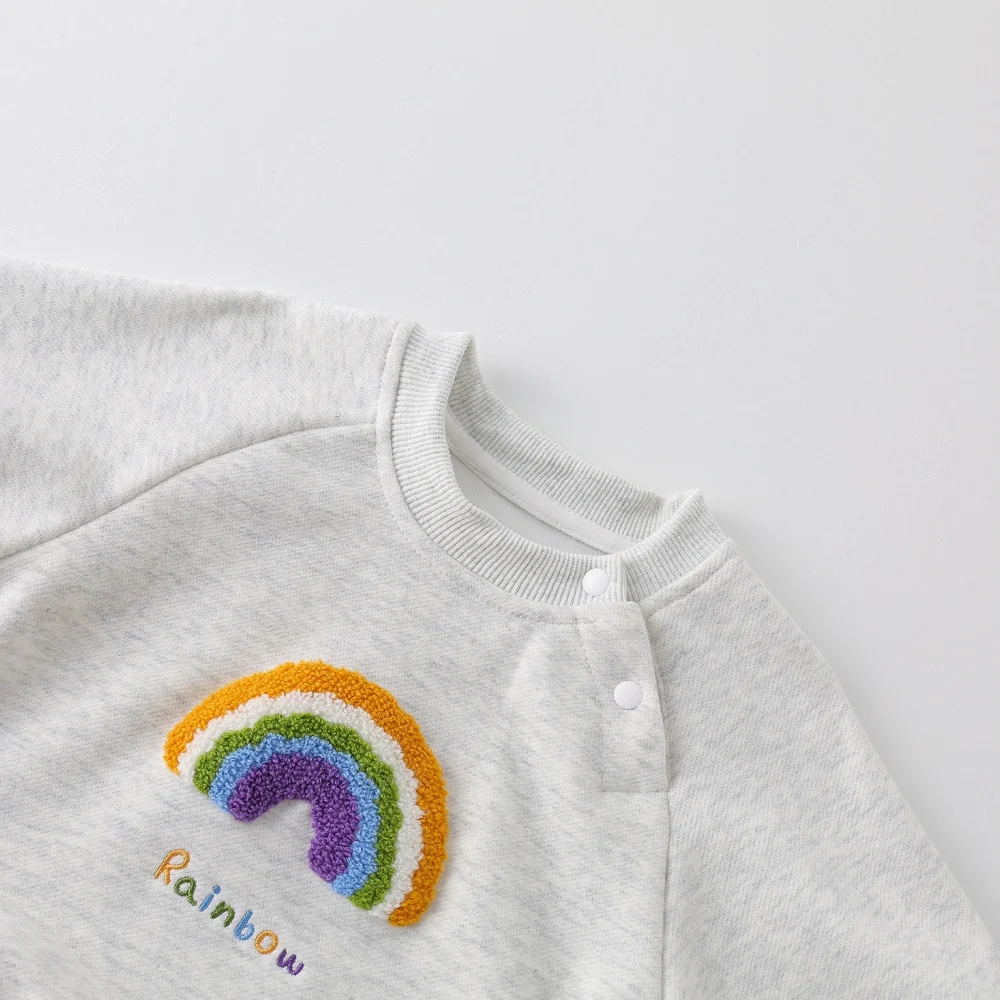 Imagen del conjunto completo mostrando la sudadera con capucha y pantalones largos