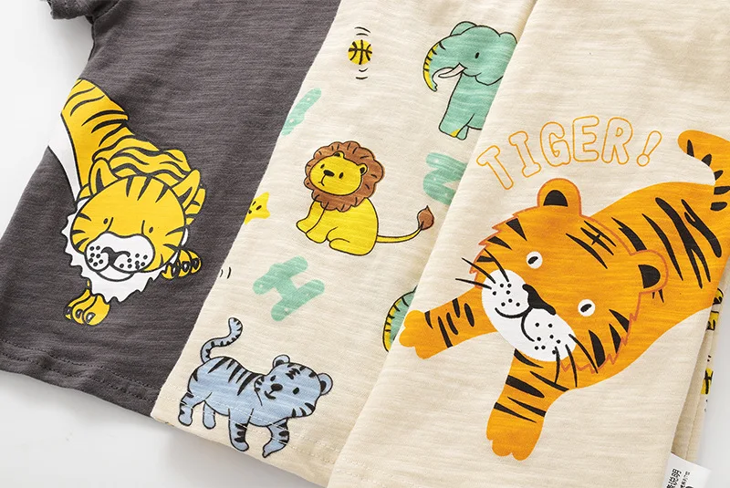 Bebé indossando la camiseta en entorno interior