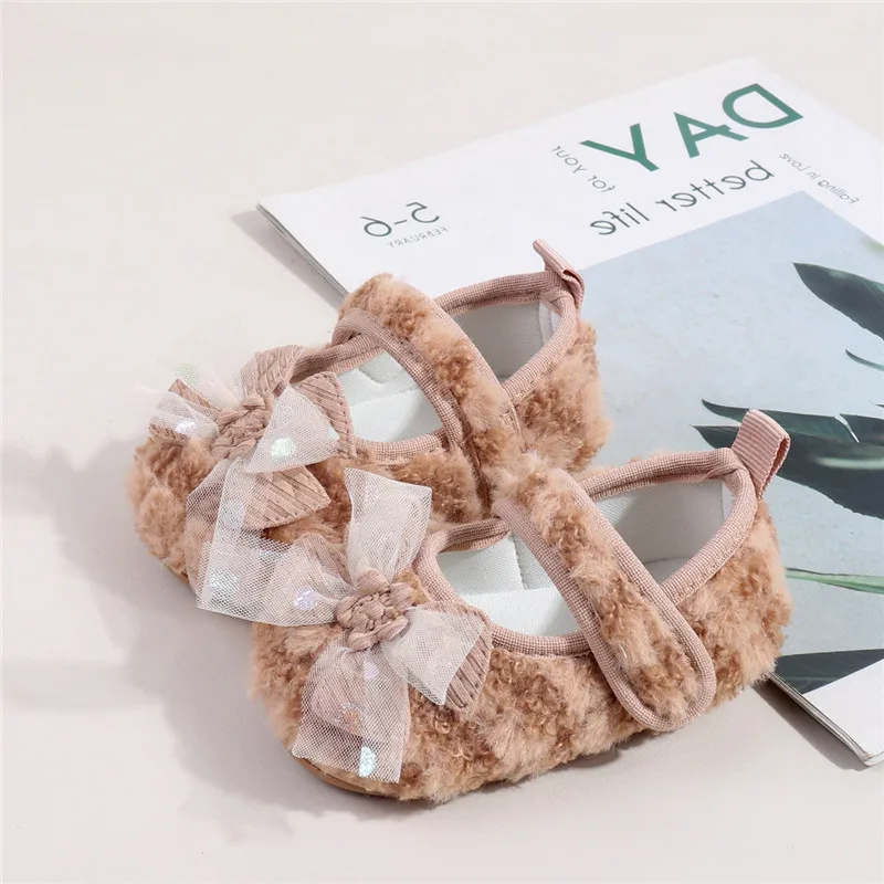 Zapatos de felpa para bebé con lazo – cálidos de cuna invierno - imagen 4