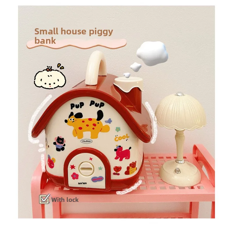 Caja de dinero en forma de casa en un escritorio infantil