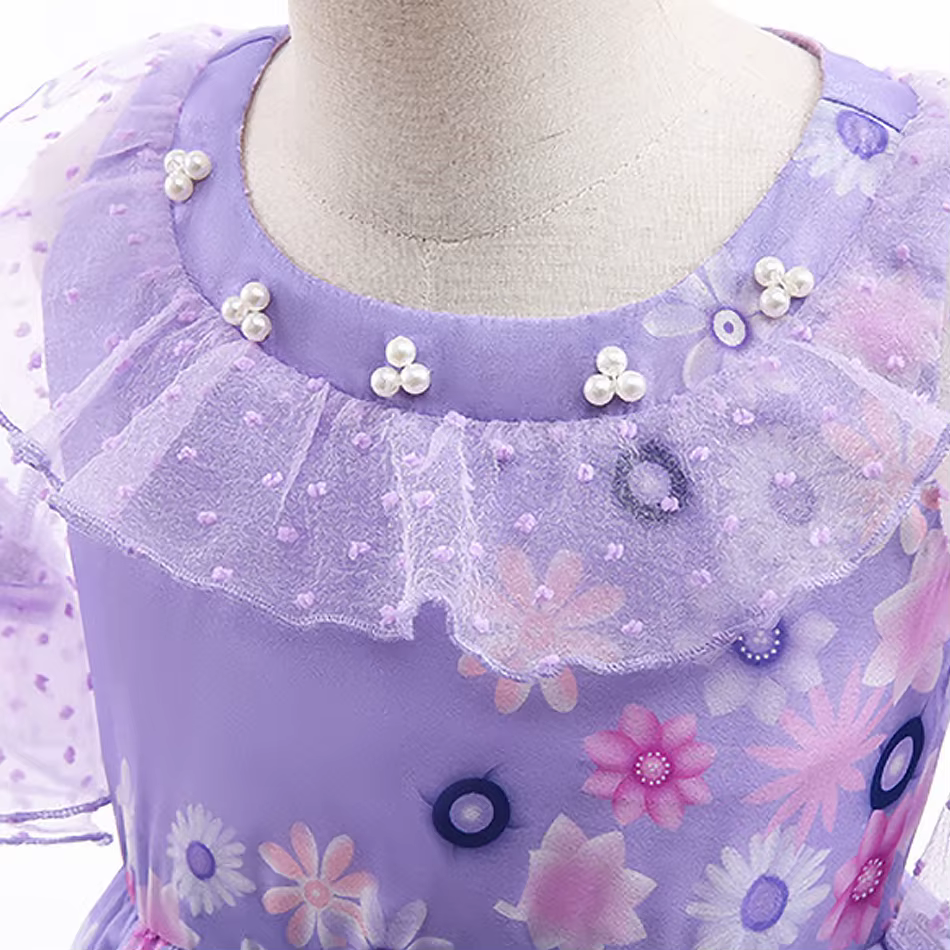 Modelo infantil con disfraz completo