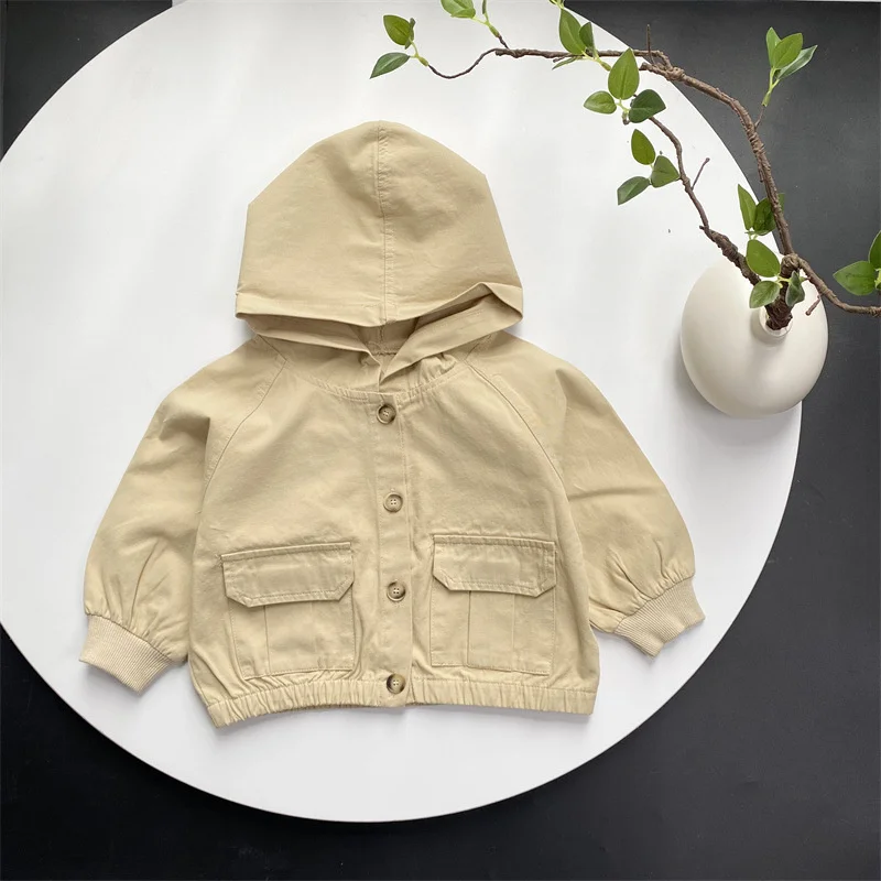 Detalle del tejido y capucha de la gabardina infantil