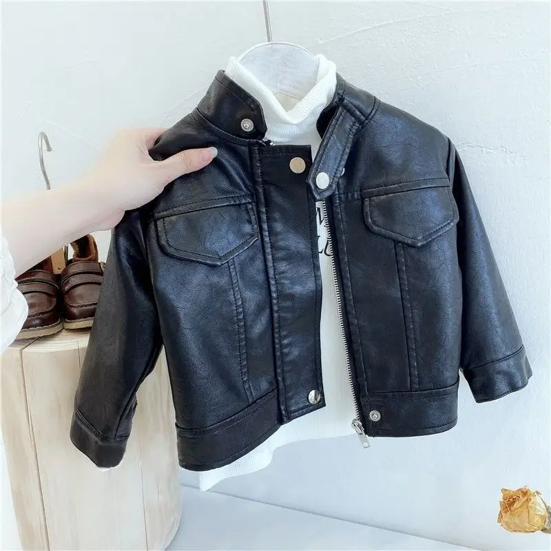 Chic chaqueta de bebé en piel sintética