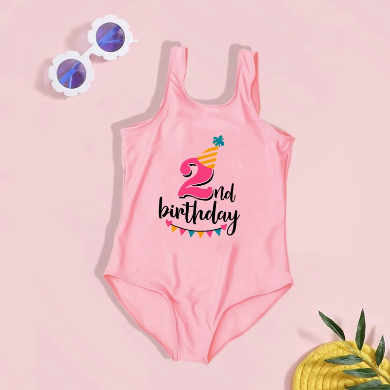 Detalle del estampado infantil y corte sin mangas