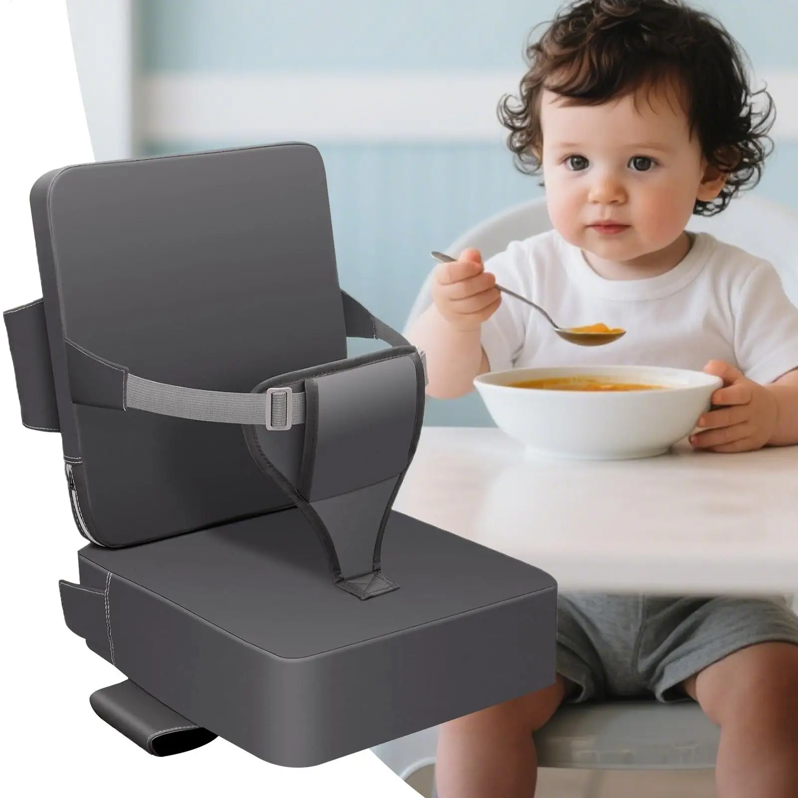 Cojín grueso colocado sobre una silla de comedor infantil