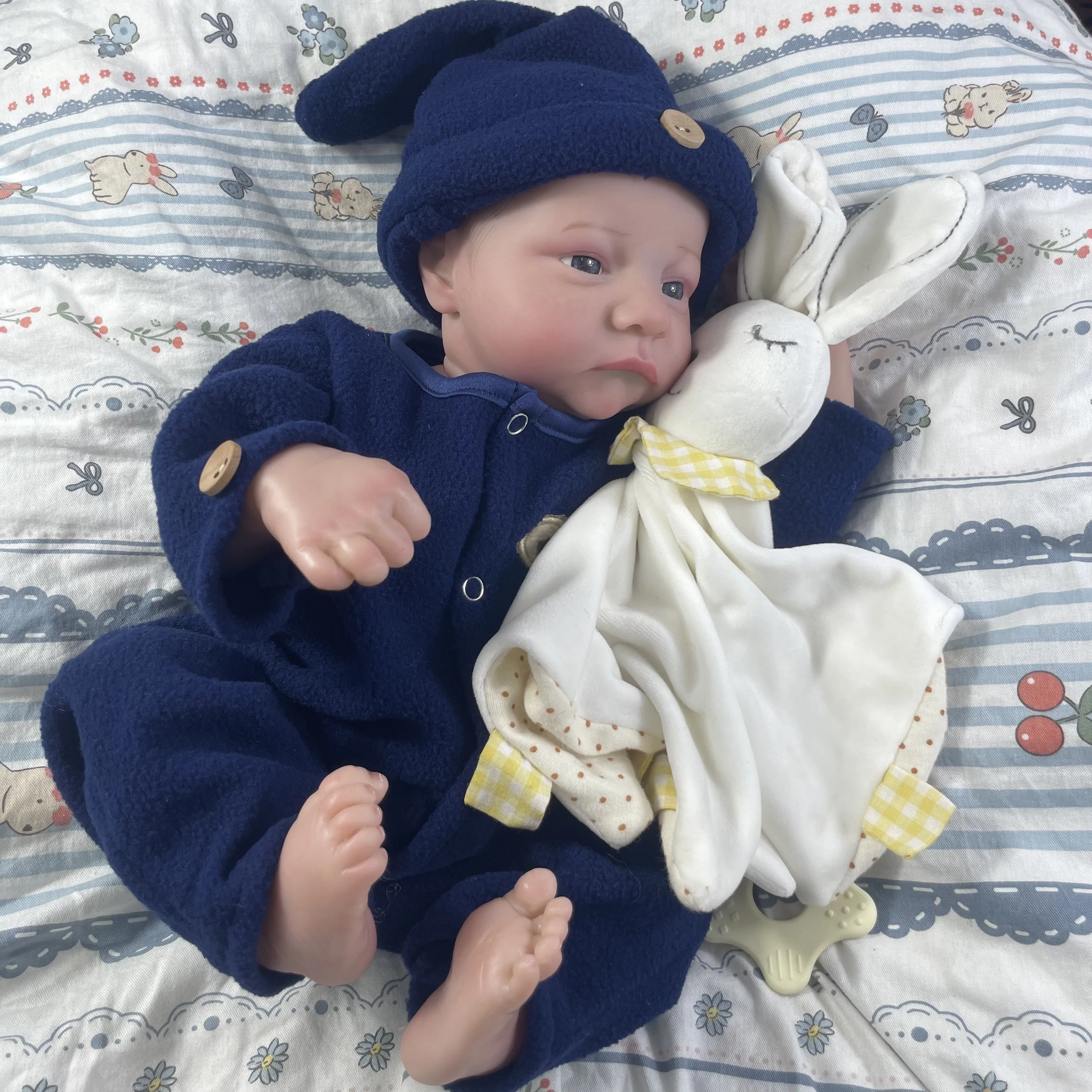 La muñeca Reborn vestida con el conjunto incluido
