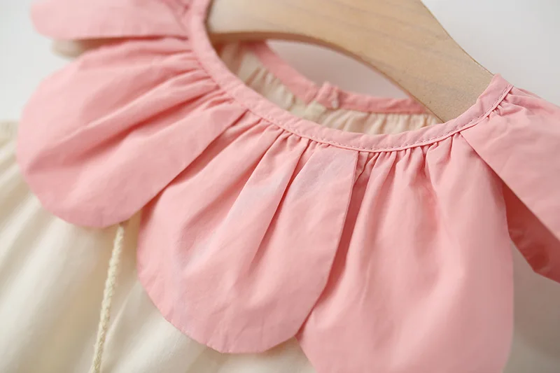 Vista lateral del vestido de princesa infantil