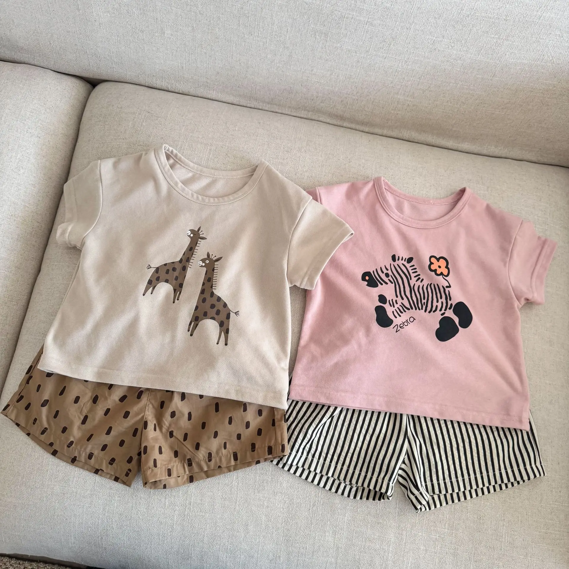 Conjunto de verano infantil con camiseta jirafa y short deportivo - imagen 2