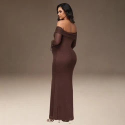 Vestido premamá largo elegante con hombros descubiertos y lentejuelas