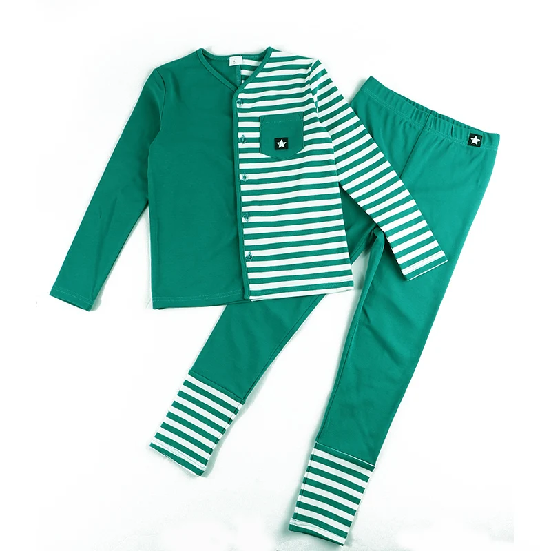 Pijama infantil a rayas con apertura frontal y manga larga