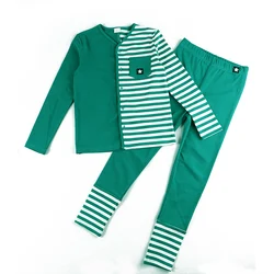 Pijama infantil a rayas con apertura frontal y manga larga