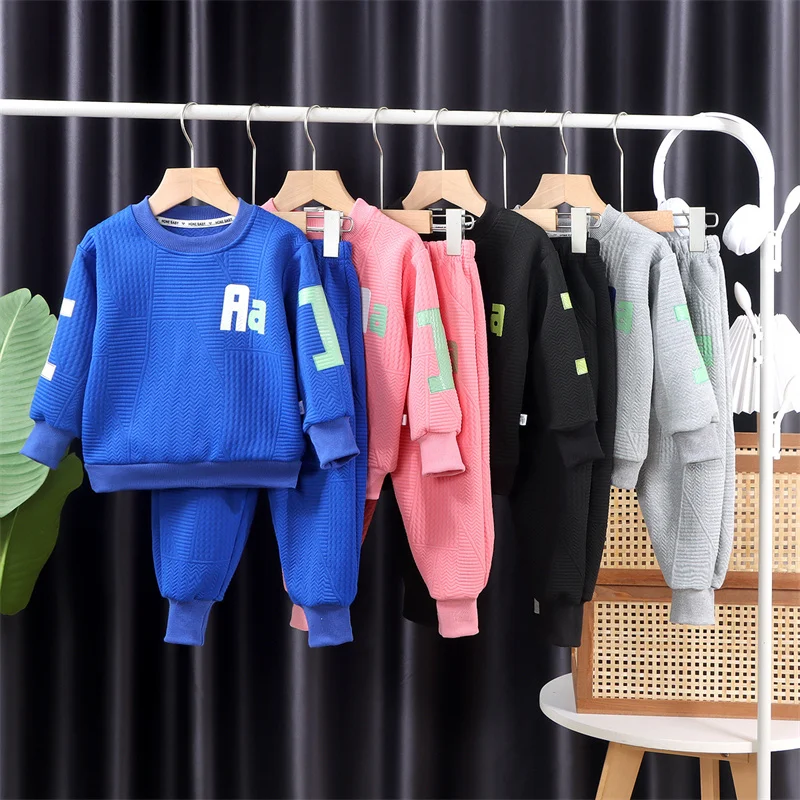 Conjunto infantil deportivo con sudadera de manga larga
