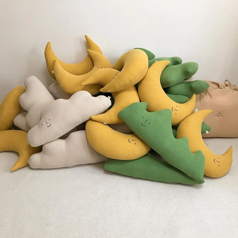 Almohada forma luna amarilla para decoración infantil