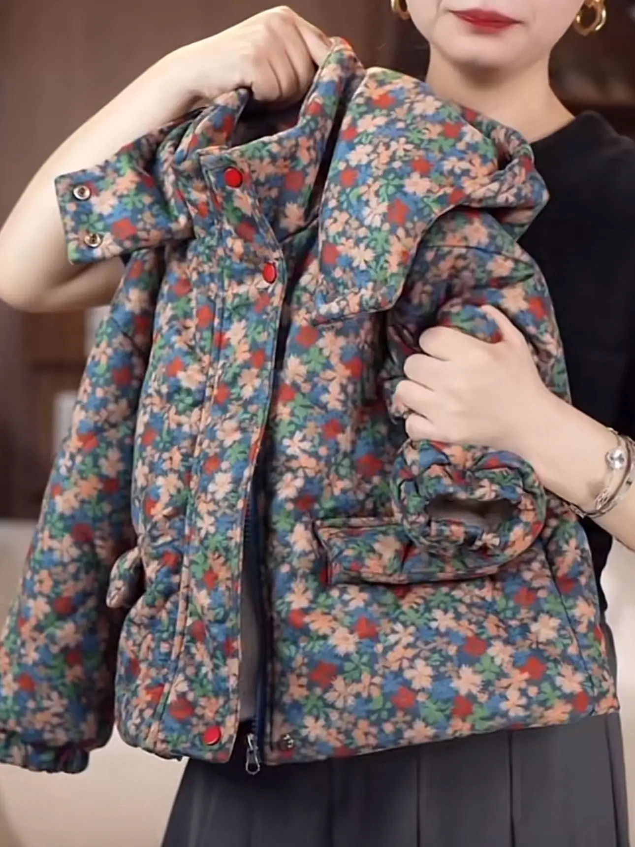 Modelo infantil con parka floral