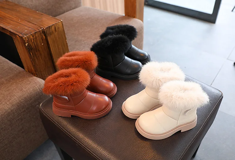 Detalle de suela antideslizante en bota infantil