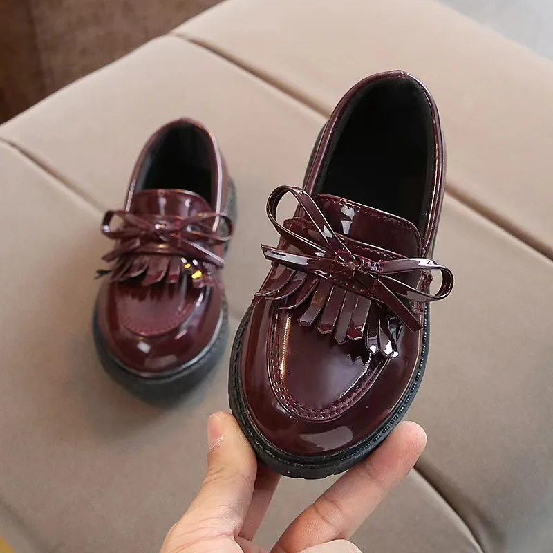 Zapatillas en uso mostrando suela en contacto con suelo