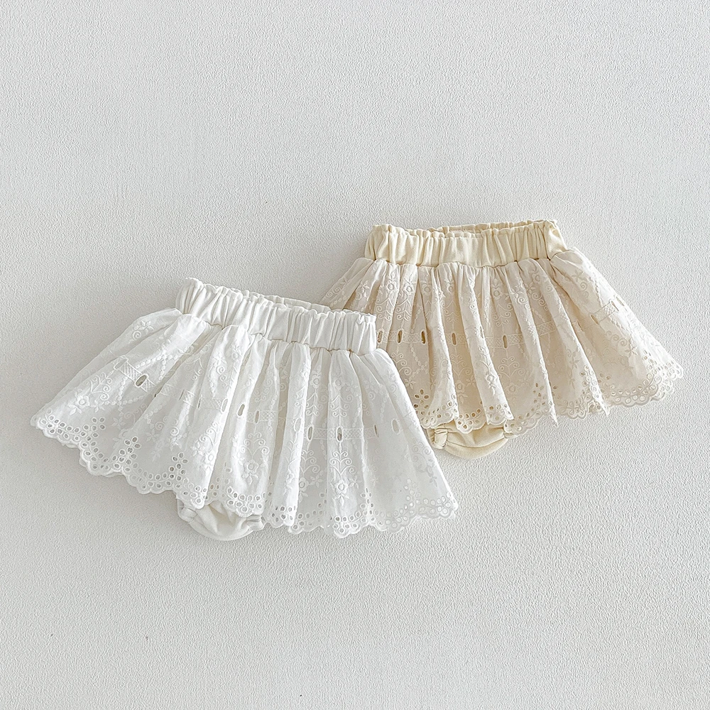 Pantalones cortos de bebé niña bordados con volantes verano
