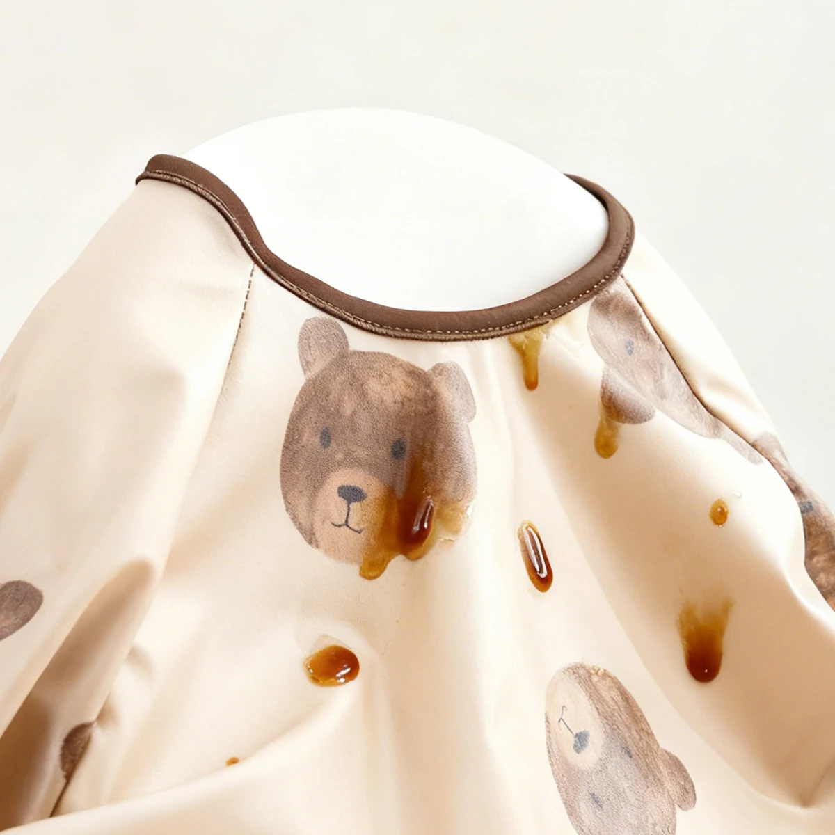 Babero impermeable con mangas largas y sujeción a trona y mesa - imagen 3