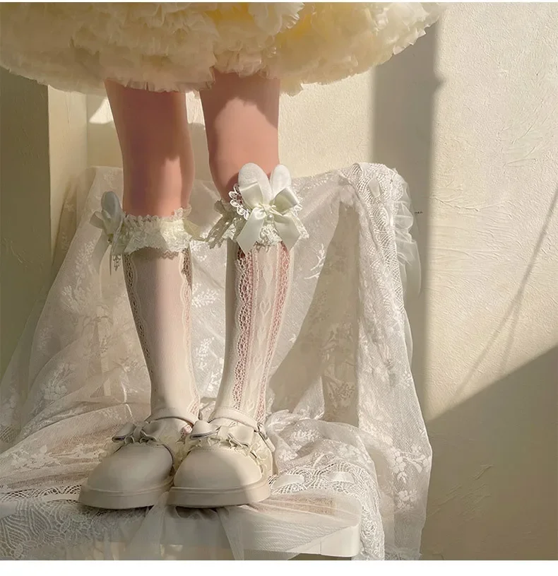 Niña usando los calcetines con vestido Lolita