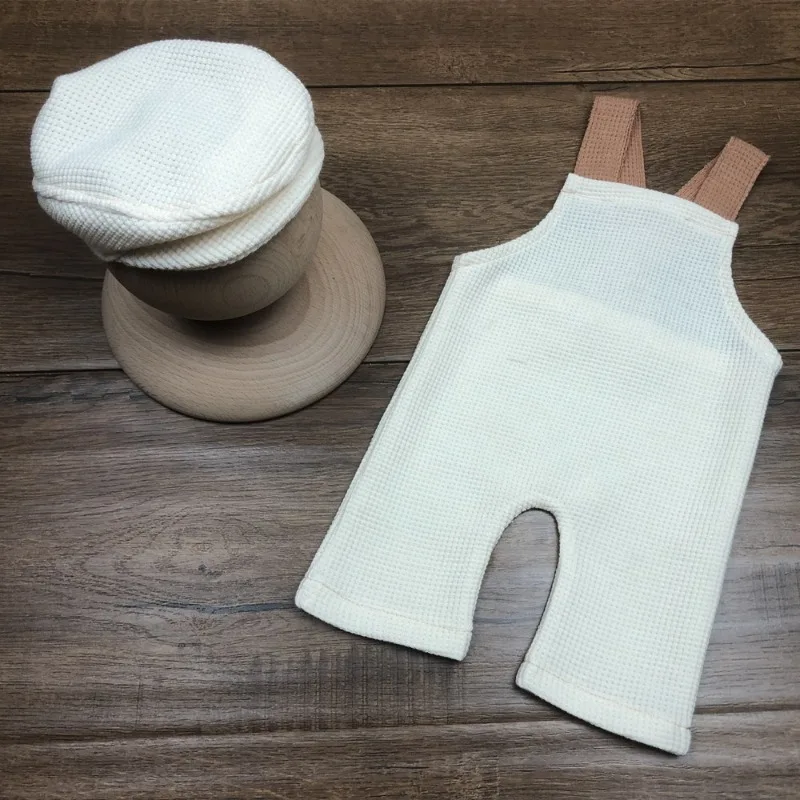 Conjunto recién nacido para sesión de fotos con tirantes y boina - imagen 3