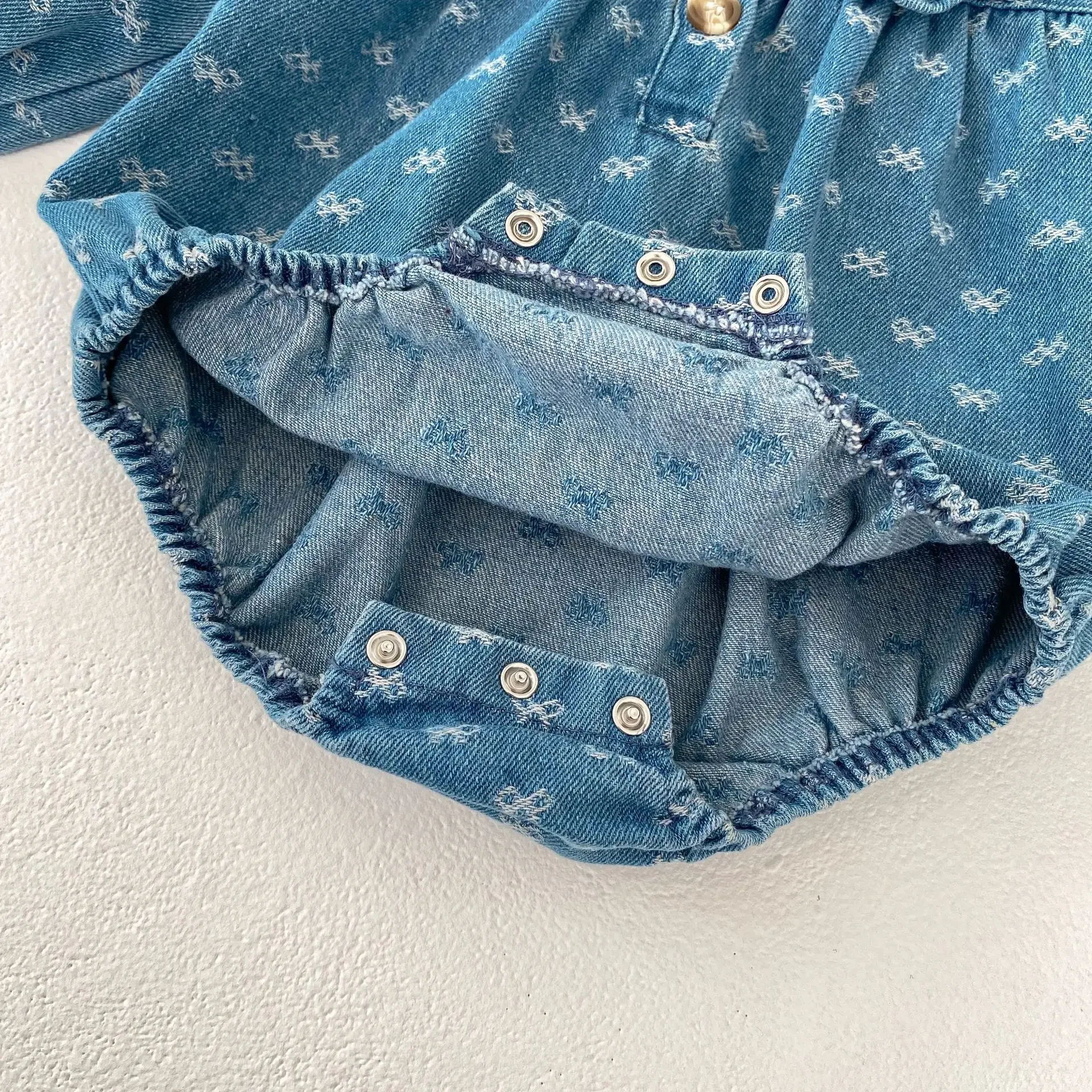 Vestido de mezclilla vintage con lazo y mono a juego para bebé niña - imagen 3