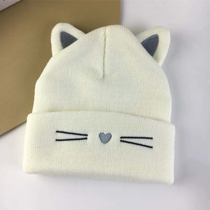 Diseño de gato kawaii en el gorro