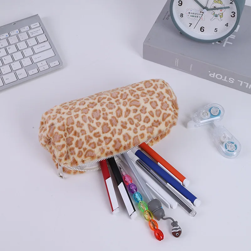 Estuche para lápices de felpa suave con estampado leopardo - imagen 5
