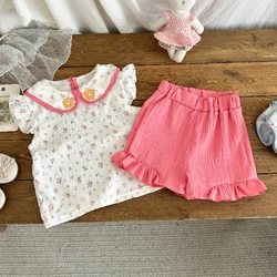 Conjunto de bebé veraniego con chaleco floral y pantalón corto