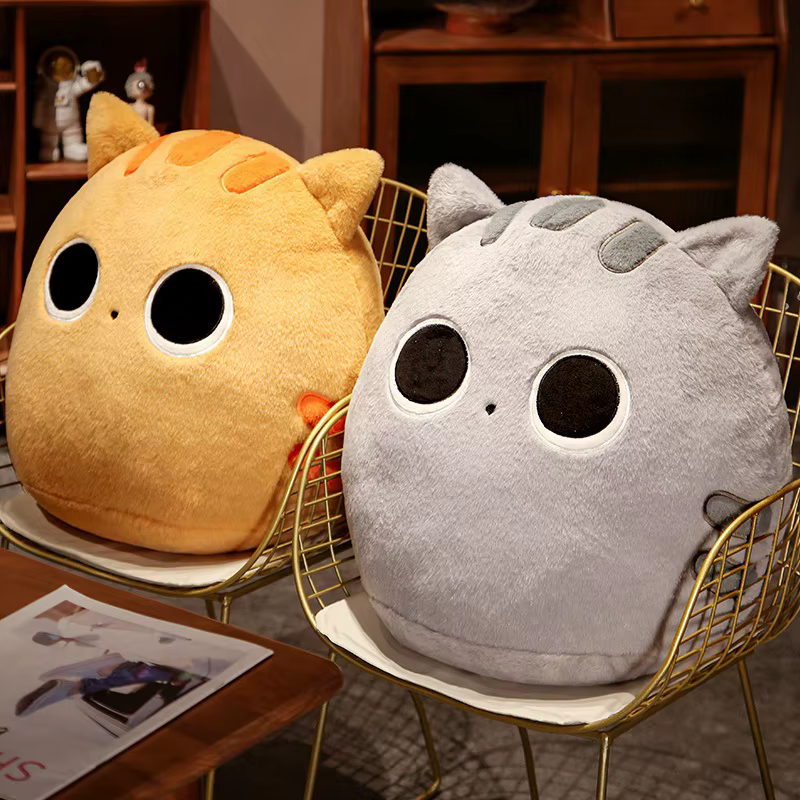 Llavero de gatito junto a llaves