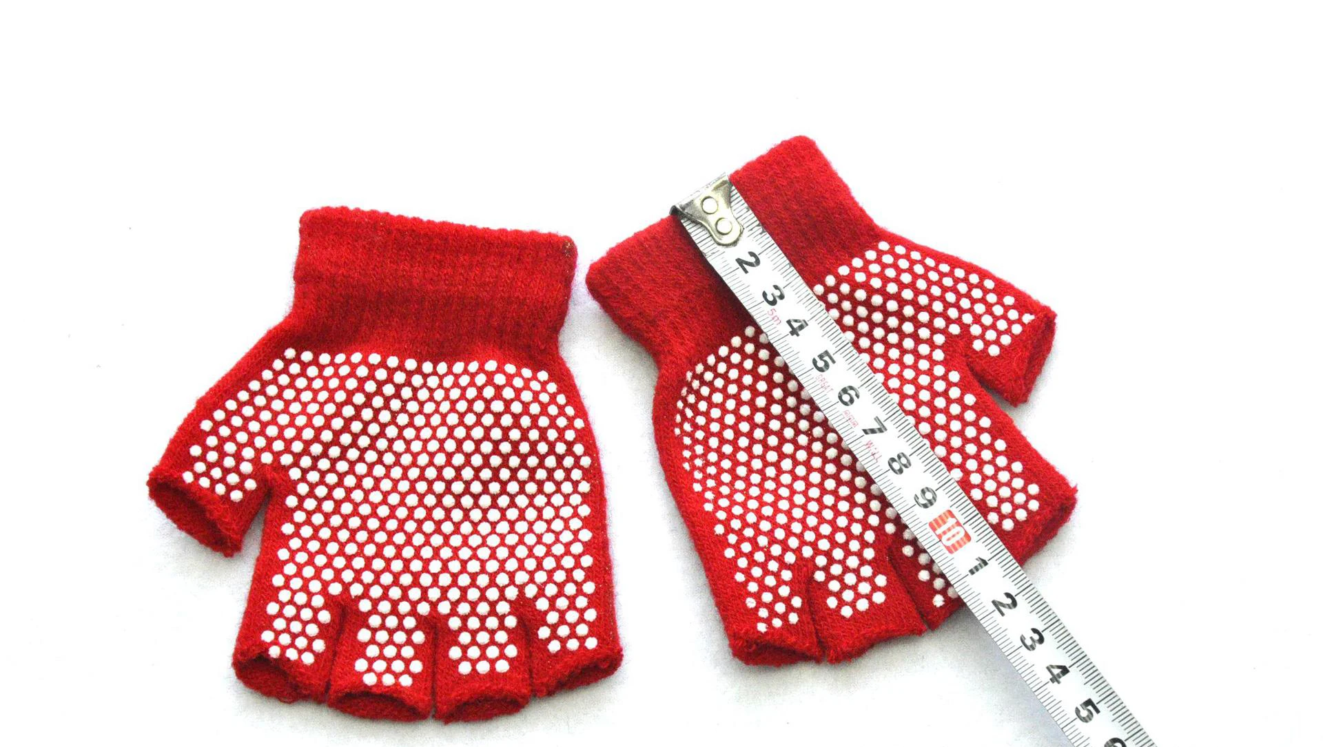 Niño usando los guantes mientras anda en bicicleta