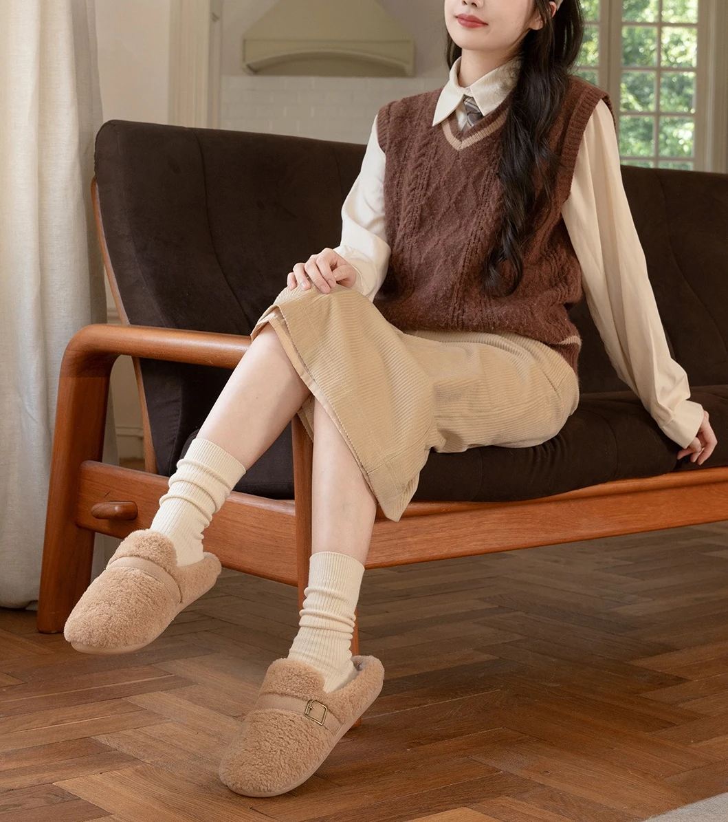 Pantuflas LORGL en pareja, tono beige y café