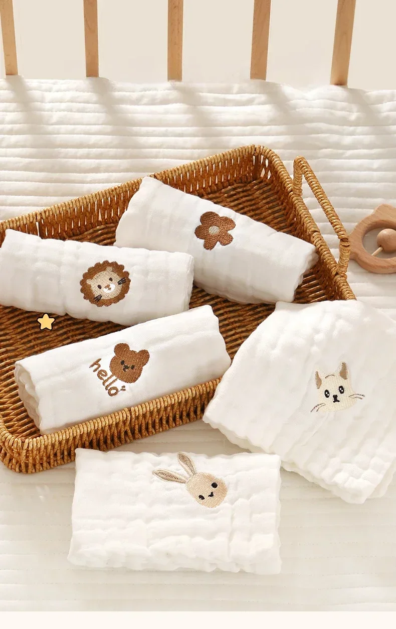 Babero de algodón bordado con diseño infantil