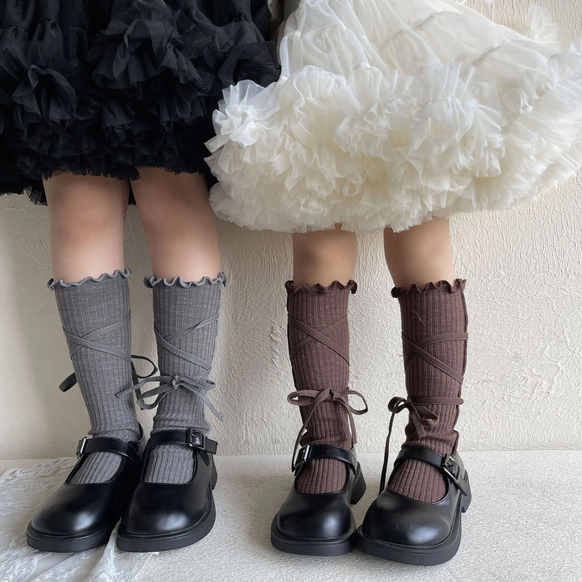 Pie de niña usando los calcetines con uniforme