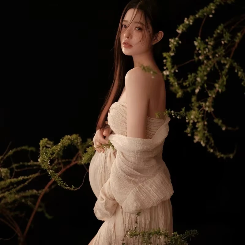 Vestido de embarazo blanco con cinturón y escote en V de estudio - imagen 4