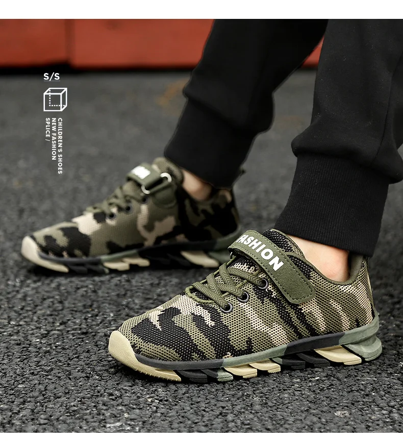 Detalle del patrón camuflaje en zapatillas infantiles