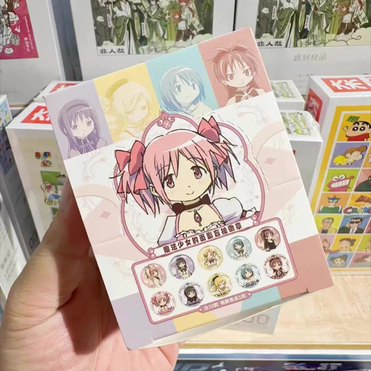 Insignia Madoka Kaname y Homura Akemi en caja ciega