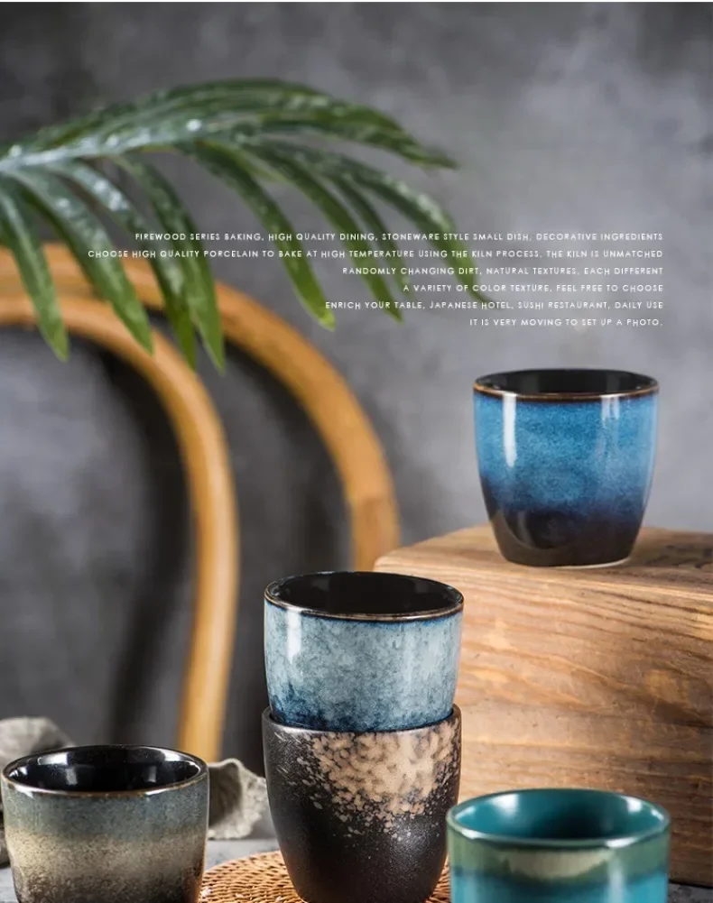 Grupo de tres tazas de cerámica en diferentes tonos: gris, beige y terracota