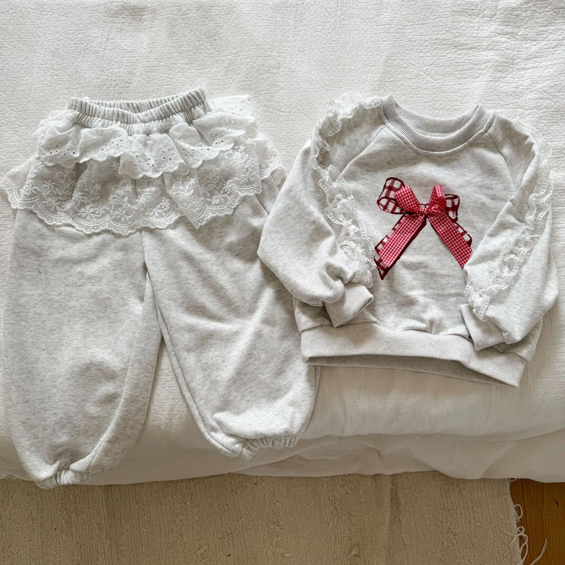 Conjunto de dos piezas para niña gris con lazo de encaje