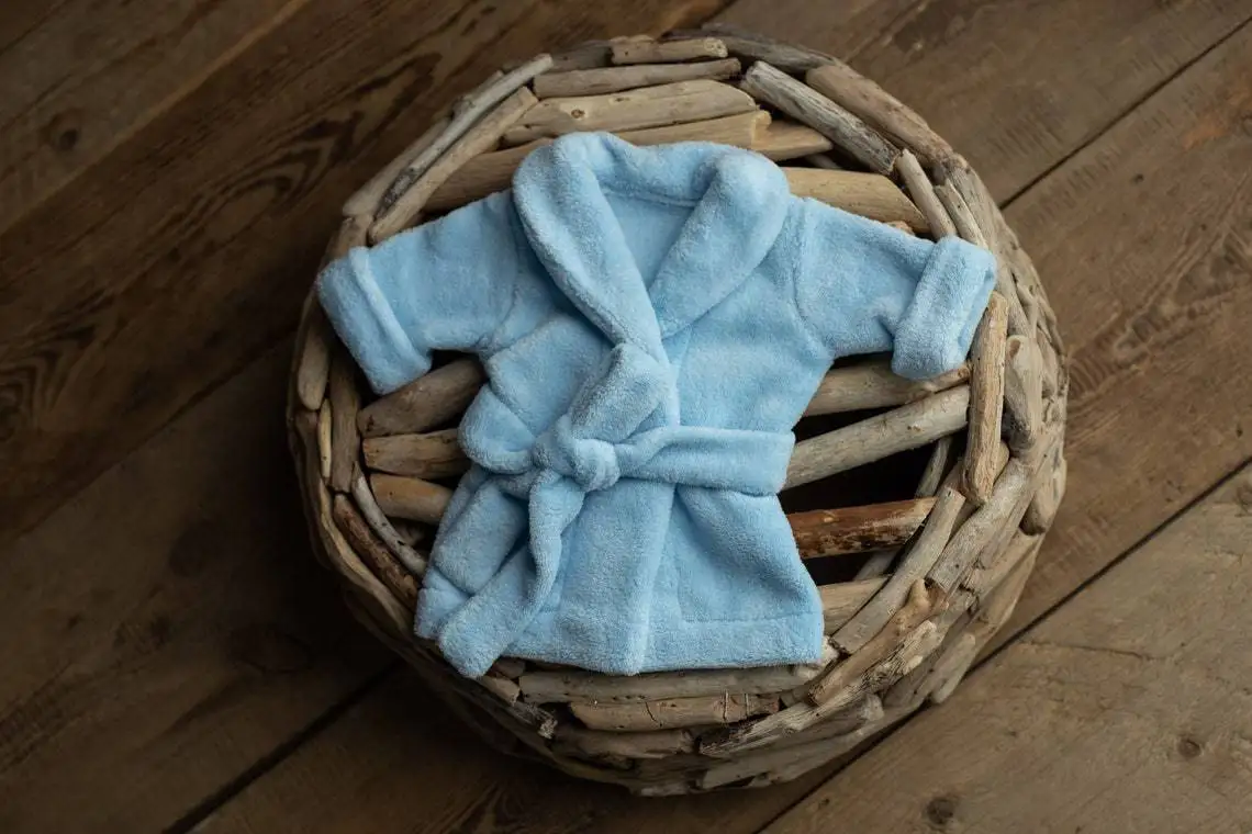 Detalle de la bata y capucha