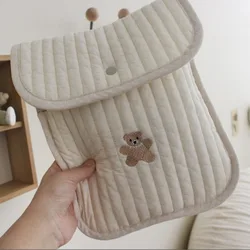 Bolso para pañales acolchado mini con bordado de oso tierno