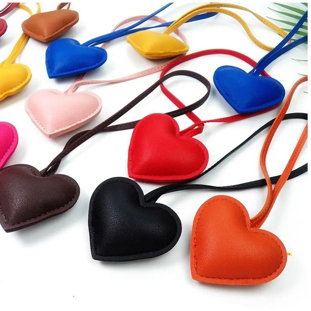 Llavero de corazón de cuero PU con colgante de dibujos animados - imagen 4