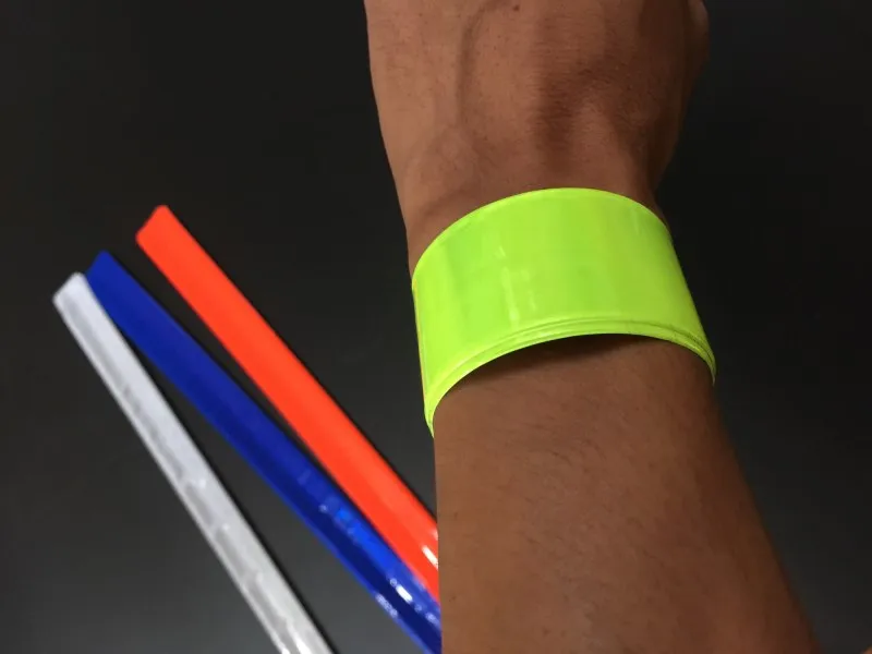 Brazalete reflectante aplicado en la pierna para ciclismo