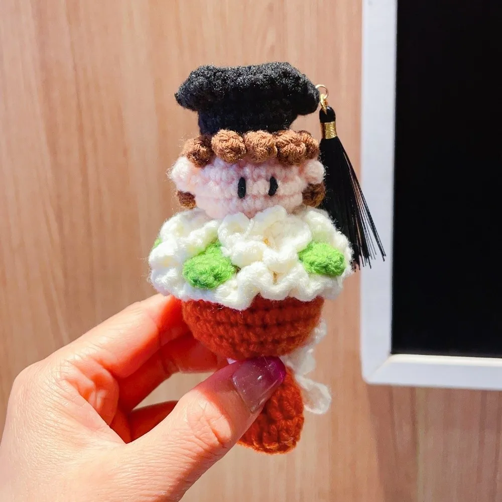 Muñeco de graduación tejido con birrete y ramo floral
