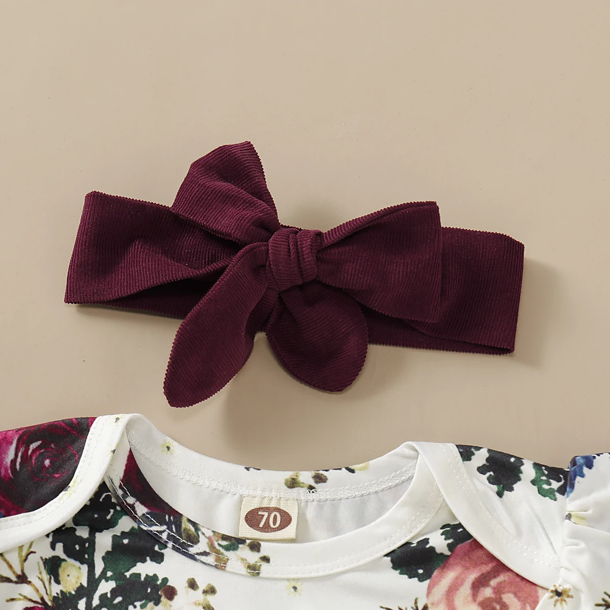 Detalle de los volantes y el estampado floral