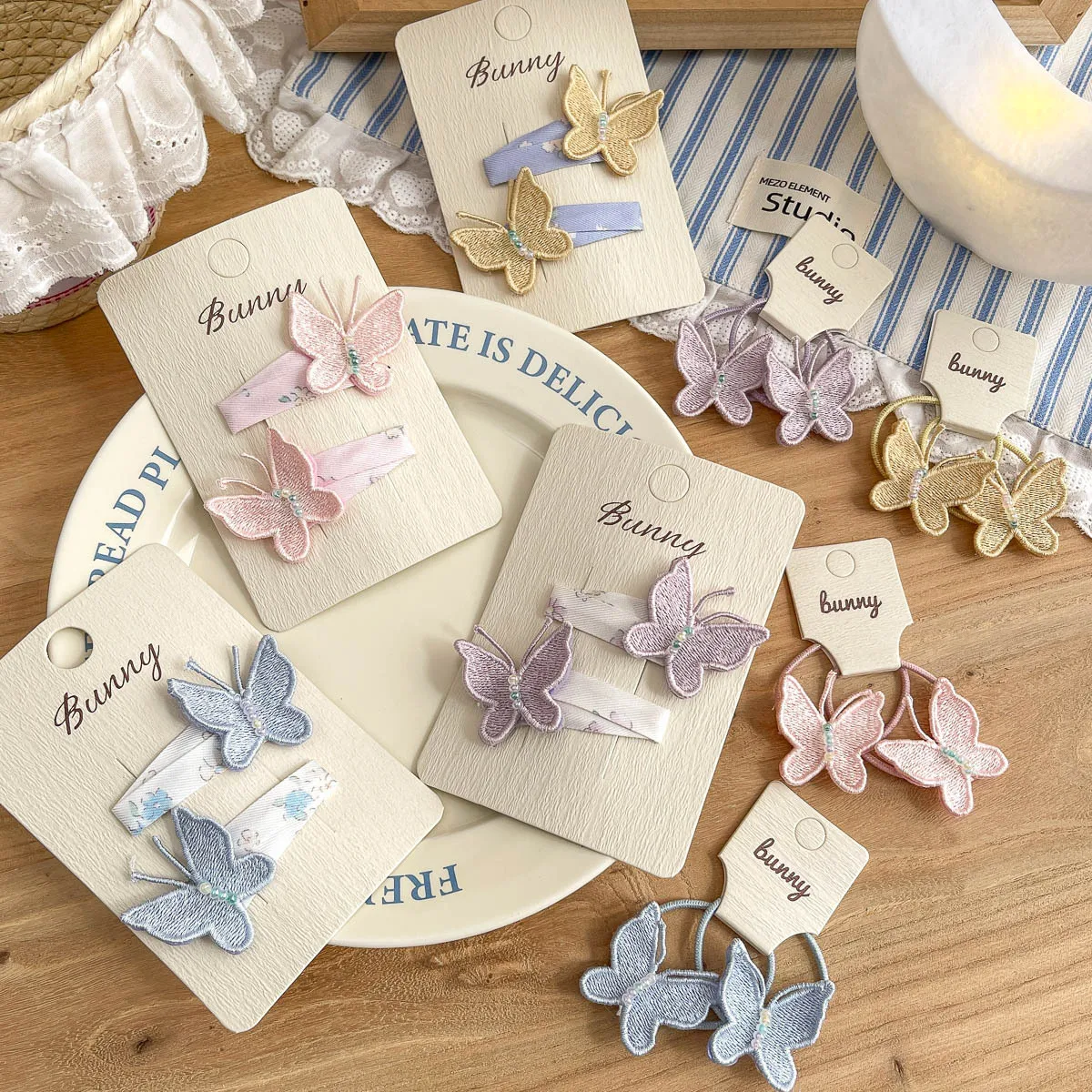 Pinza para el pelo infantil lateral con mariposa y flores elegantes - imagen 3