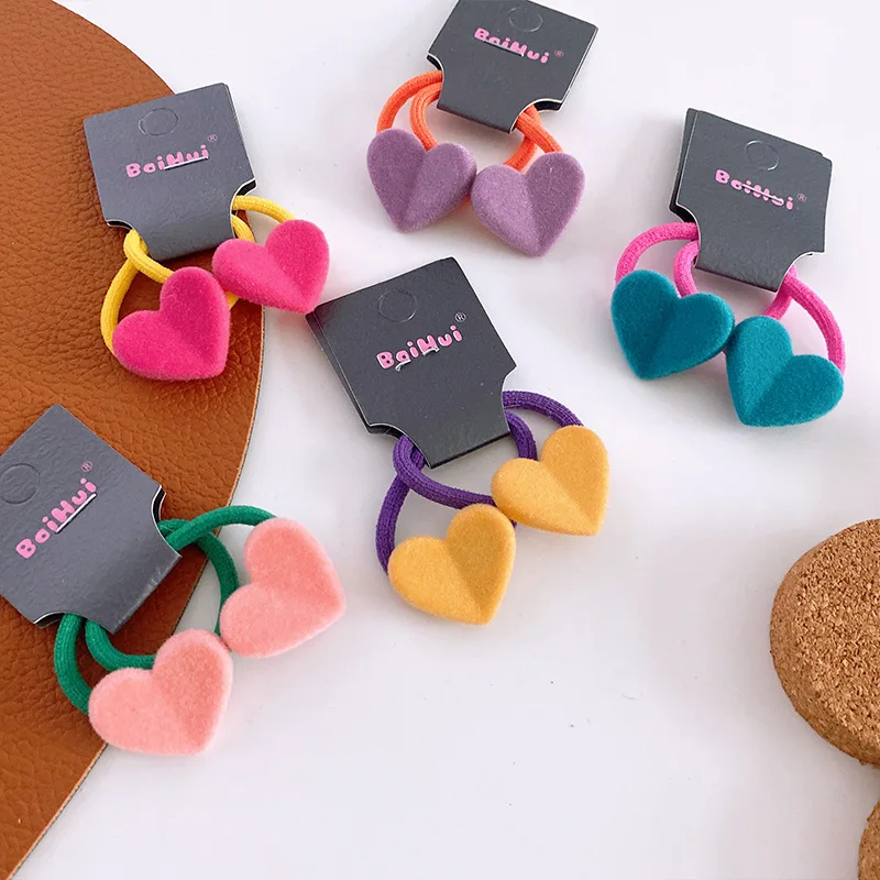 Detalle del corazón en terciopelo de la diadema infantil