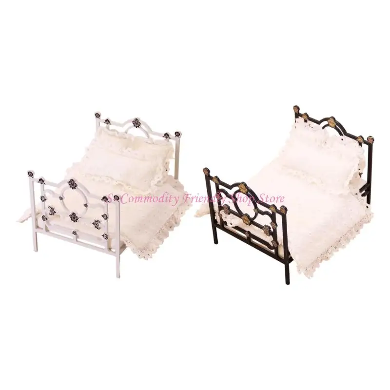 Cama en miniatura de hierro para casa de muñecas