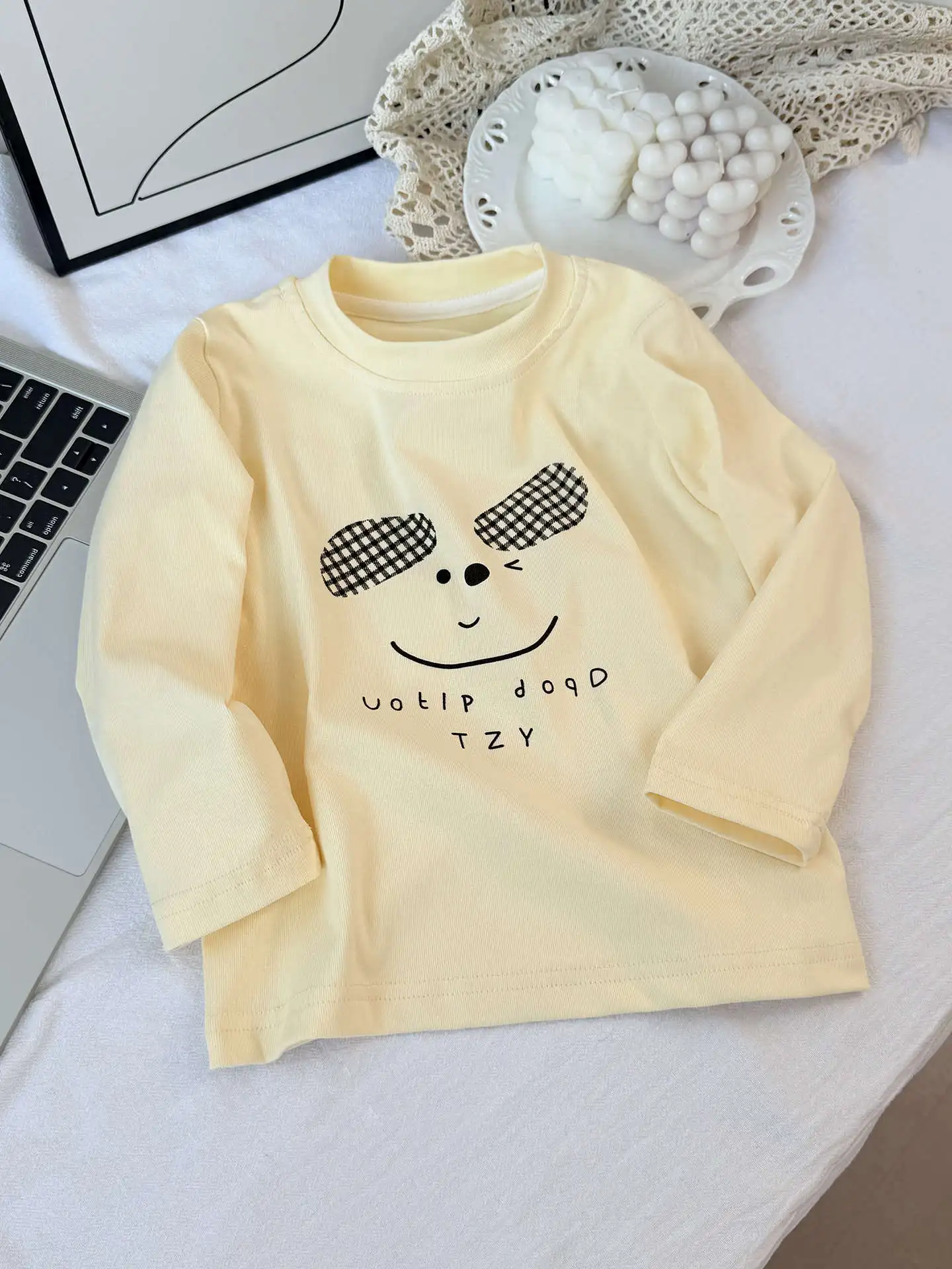 Vista de la camiseta infantil en detalle