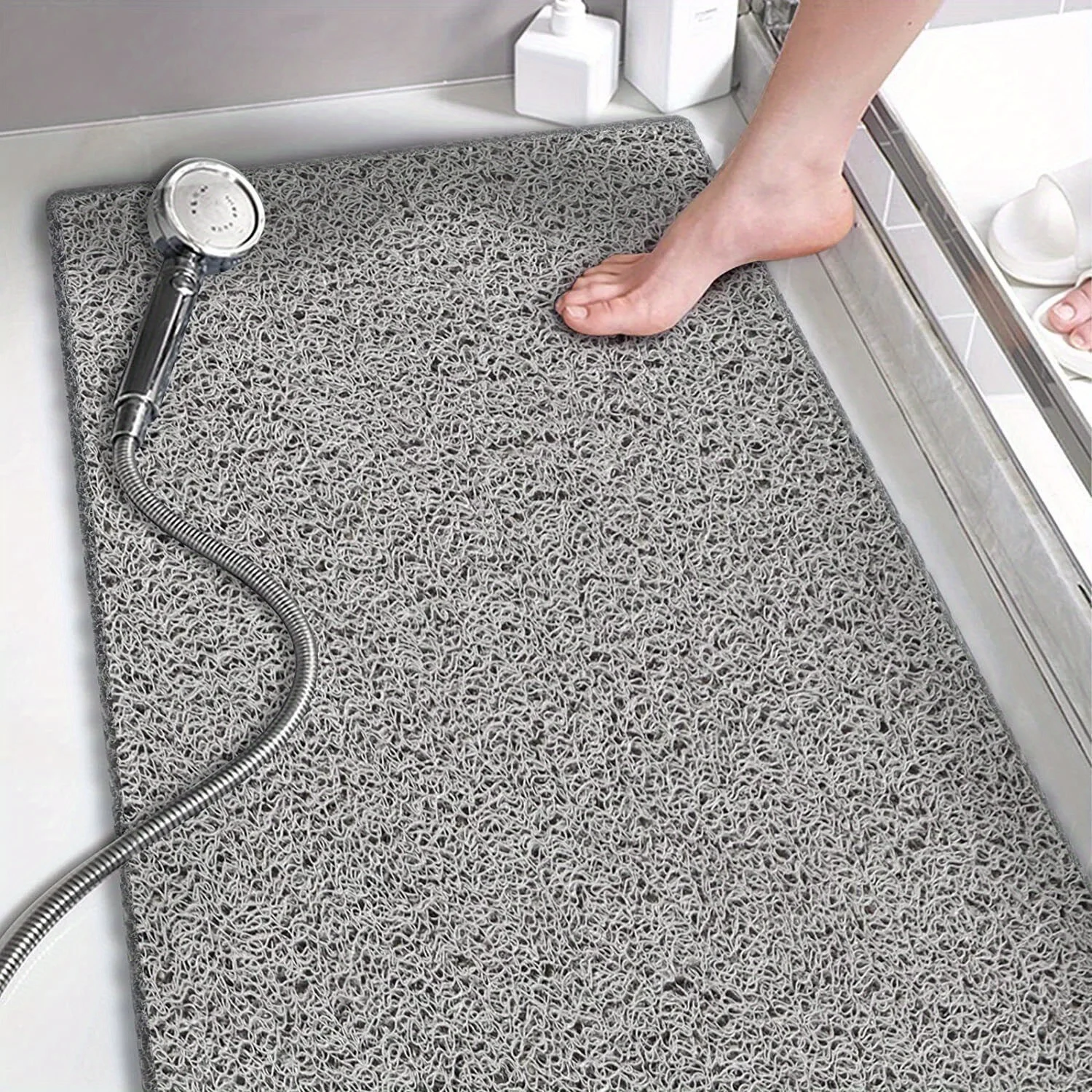 Alfombrilla antideslizante en suelo de baño