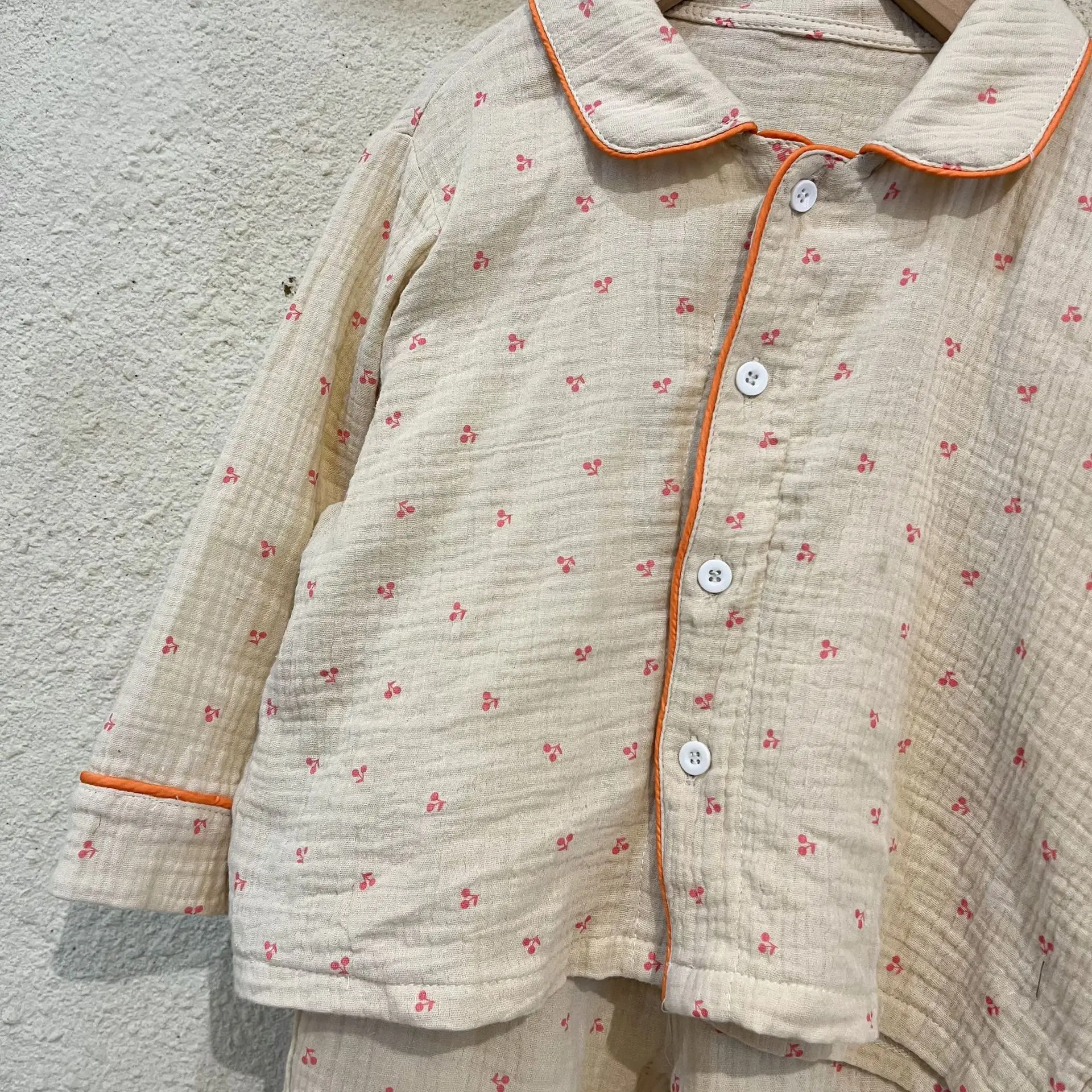 Pijama infantil puesto - vista de uso real